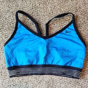 Nike | Blus Sports Bra w/ Racerback Design
